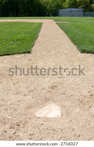 An image of part of a baseball diamond.  Basically a batter\'s view from home plate to first base.