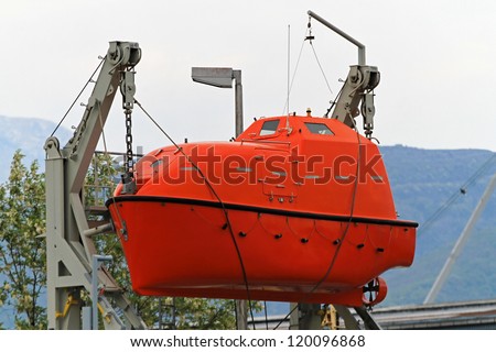 Lifeboat for emergency evacuation from sinking ship