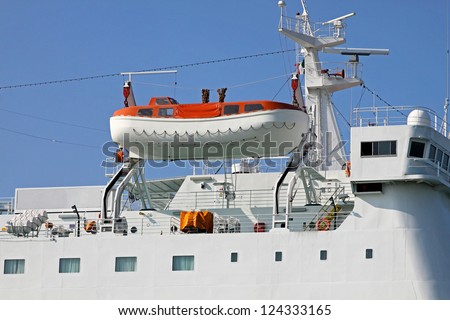 Safety boat for emergency evacuation from cruise ship