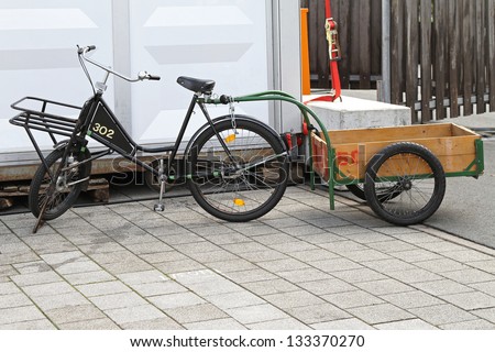 Freight bicycle with cargo trailer for heavy loads delivery