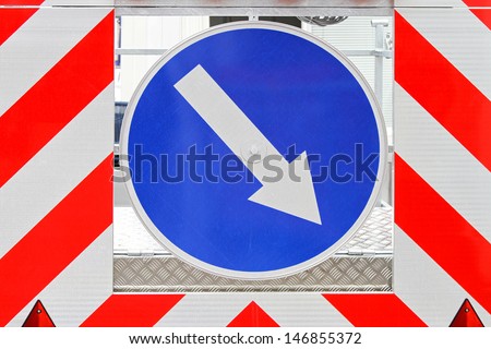 Direction arrow sign signaling traffic diversion