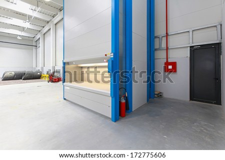 Vertical carousel storage unit in distribution warehouse