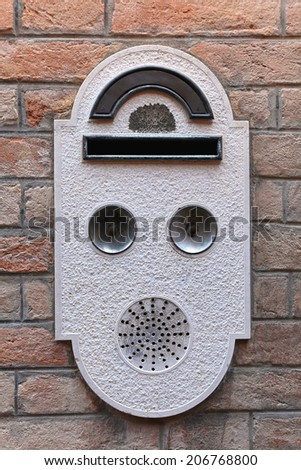 Doorbell and intercom with mailbox slot in Venice