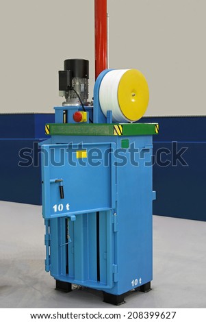 Hydraulic baling press machine for compacting plastic waste
