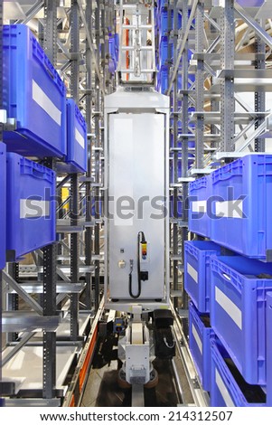 Automated warehouse storage system with plastic crates