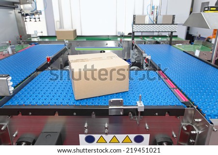 Packaging and handling goods at at conveyor system