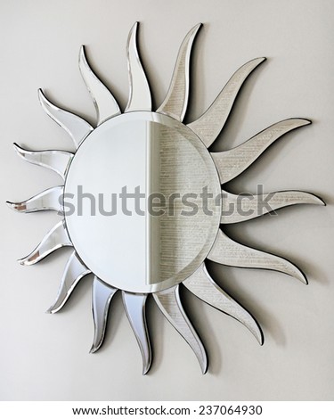Wall mirror in sun shape with rays