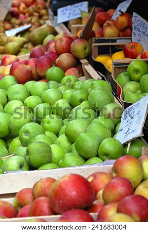 Granny Smith green apples at farmers market