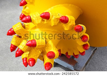 Drilling head with industrial diamonds for mining excavations