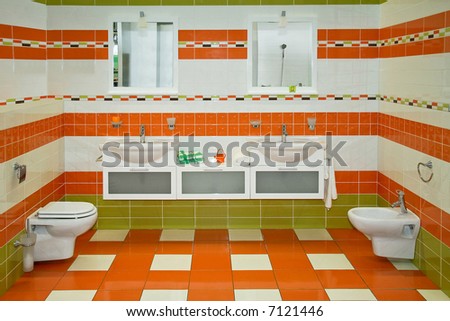 Big bathroom with orange and green ceramics