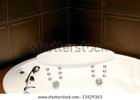 Big round bathtub spa with hydro massage