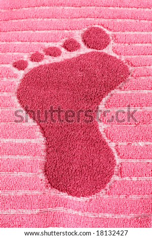 Bath towel with big foot print pink