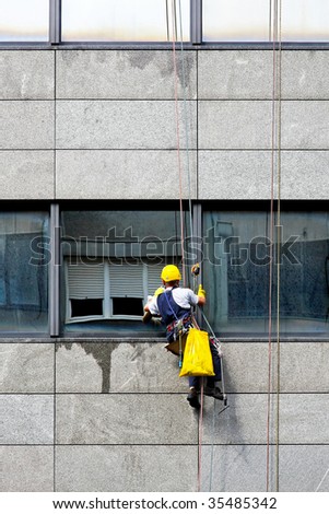 Windows cleaner at danger and risky work