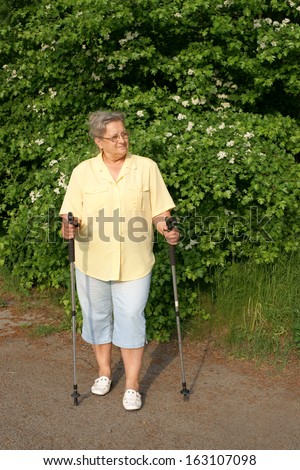 Mature Lady cultivate the Nordic walking