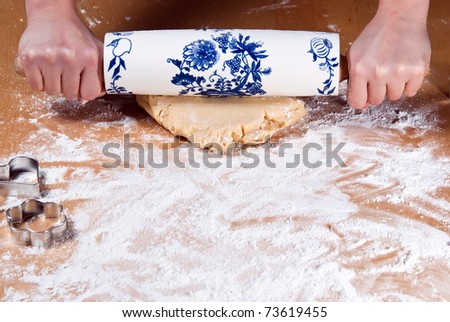 Roll out the dough with a rolling pin with flour