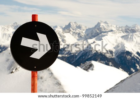a black sign indicates the degree of difficulty of a ski runway