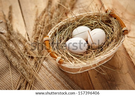 White chicken eggs / HQ photo of white chicken eggs in a wicker basket