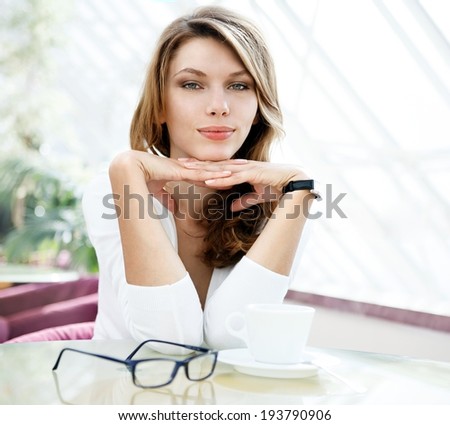 Full attention girl you something that I can\'t ignore / photo of beautiful woman sitting in a coffee house