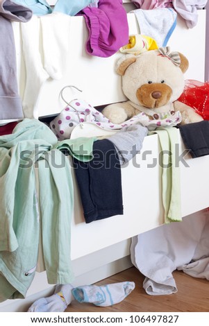 [Obrazek: stock-photo-messy-kids-room-with-clothes...497827.jpg]