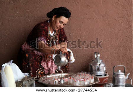 MARRAKECH, MOROCCO - AUGUST 8 : A Berber woman performs the traditional ceremony of making mint tea on August 8, 2008 in Marrakech, Morocco.