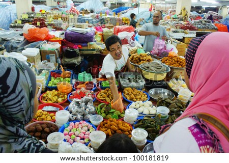 KUALA TERENGGANU,MALAYSIA-APR 16:Unidentified food traders treat customers at Pasar Payang in K.Terengganu, April 16, 2012.This is a popular local market among tourist selling varieties of local food