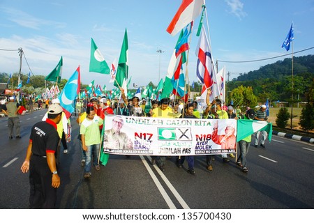 BUKIT KATIL, MALACCA, MALAYSIA-APR 20: Crowd of people show big support to Pakatan Rakyat political party candidate Apr 20, 2013 in Bukit Katil.An election will be held on May 5, 2013