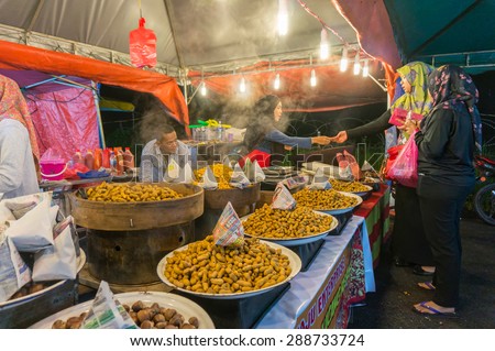 PAHANG, M\'SIA-JUNE 12: Vendor Night Market sells a boiled peanuts in Brinchang town, Cameron Highlands on June 12, 2015 in Pahang, Malaysia. Brinchang town is a popular tourist destination in Malaysia