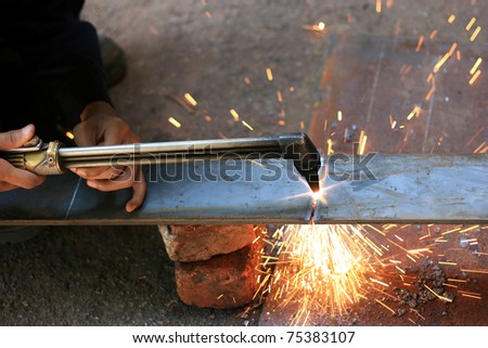 gas cuting torch with flame cut the metal