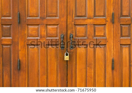 Double wooden gate Close and lock with key