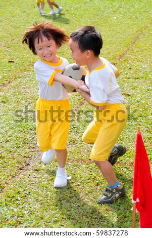 KUALA LUMPUR - AUGUST 15 : Unidentified children racing toward finishing line in a competition called \