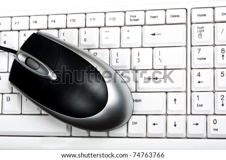 Pc mouse on an white keyboard