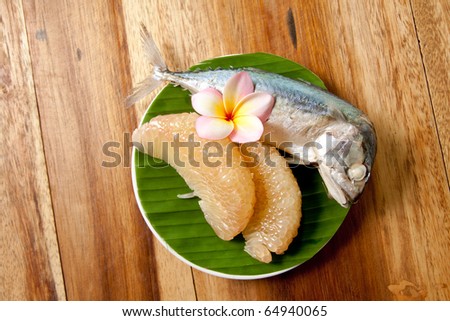 Grapefruit fried and tuna fish with flower on banana leaf.