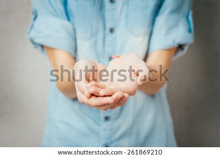 girl holding in his hands something invisible