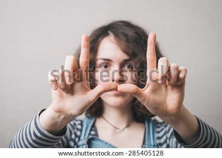 girl doing hand frame