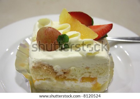 Cream chiffon cake with fruits and icing