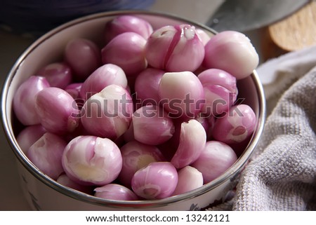 Whole peeled raw pearl onions in bowl