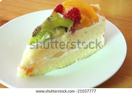 Cream chiffon cake with fruits and icing