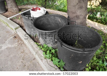 Empty gardening container for collect grass and dropped leaf