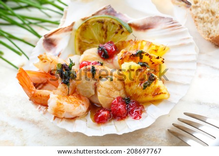 fried scallops with grilled fruit and shrimps