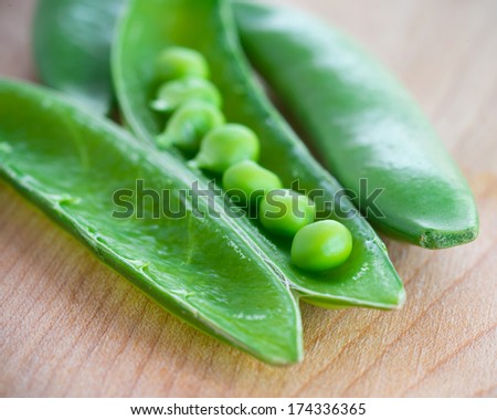 Sugar snap peas lined up in pod