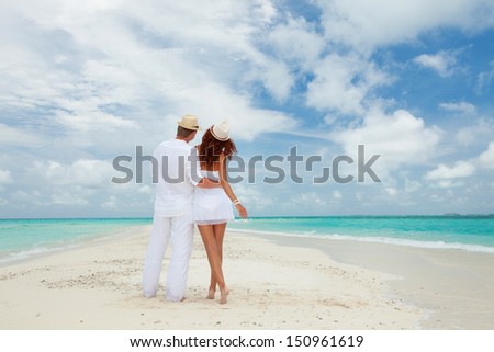 Couple walking on the beach of sea