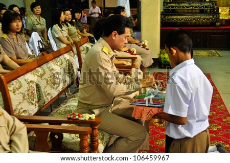 NAKHON PATHOM,THAILAND-JUNE 28 : Both male and female students grace reminiscent of a teacher in traditionally of Respect Teacher Day, 28 June 2012 at Nakhon Pathom,Thailand.