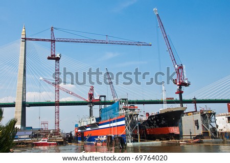 tall lifting cranes for transportation