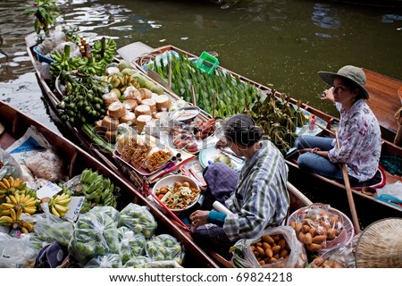 RATCHABURI, THAILAND - AUGUST 28: Food boats at Damnoen Saduak floating market on August 28, 2010 in Ratchaburi, Thailand. Damnoen Saduak is a very popular tourist attraction in Thailand.