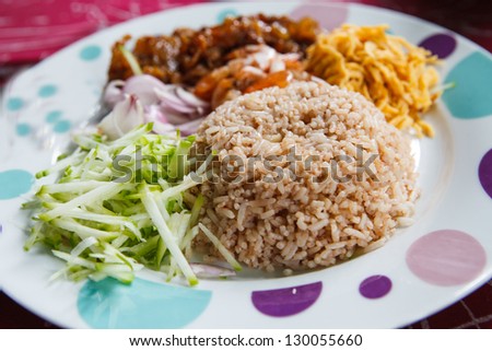 Rice with shrimp paste include mango, egg,pork,dried shrimp,and Small onions.