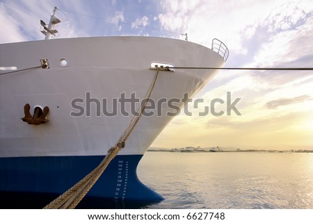 Étrave  droites ou inversée Stock-photo-industry-and-commerce-cargo-ship-anchored-in-a-harbor-6627748