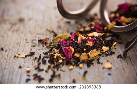 Loose Leaf Black and Herbal Tea with Metal Ball Infuser