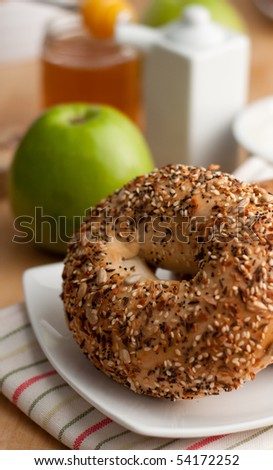 Seed Bagel with Green Apple