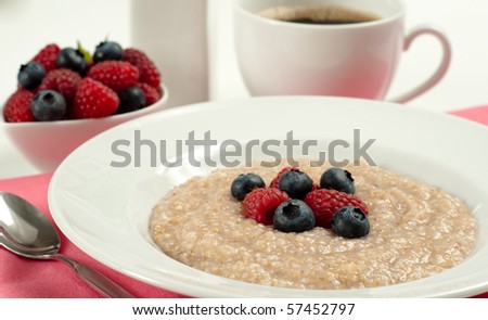 Hot Oatmeal Cereal with Berries