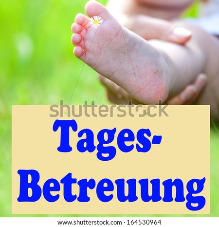 Foot of the child with Shield Day-care, Tages-Betreuung